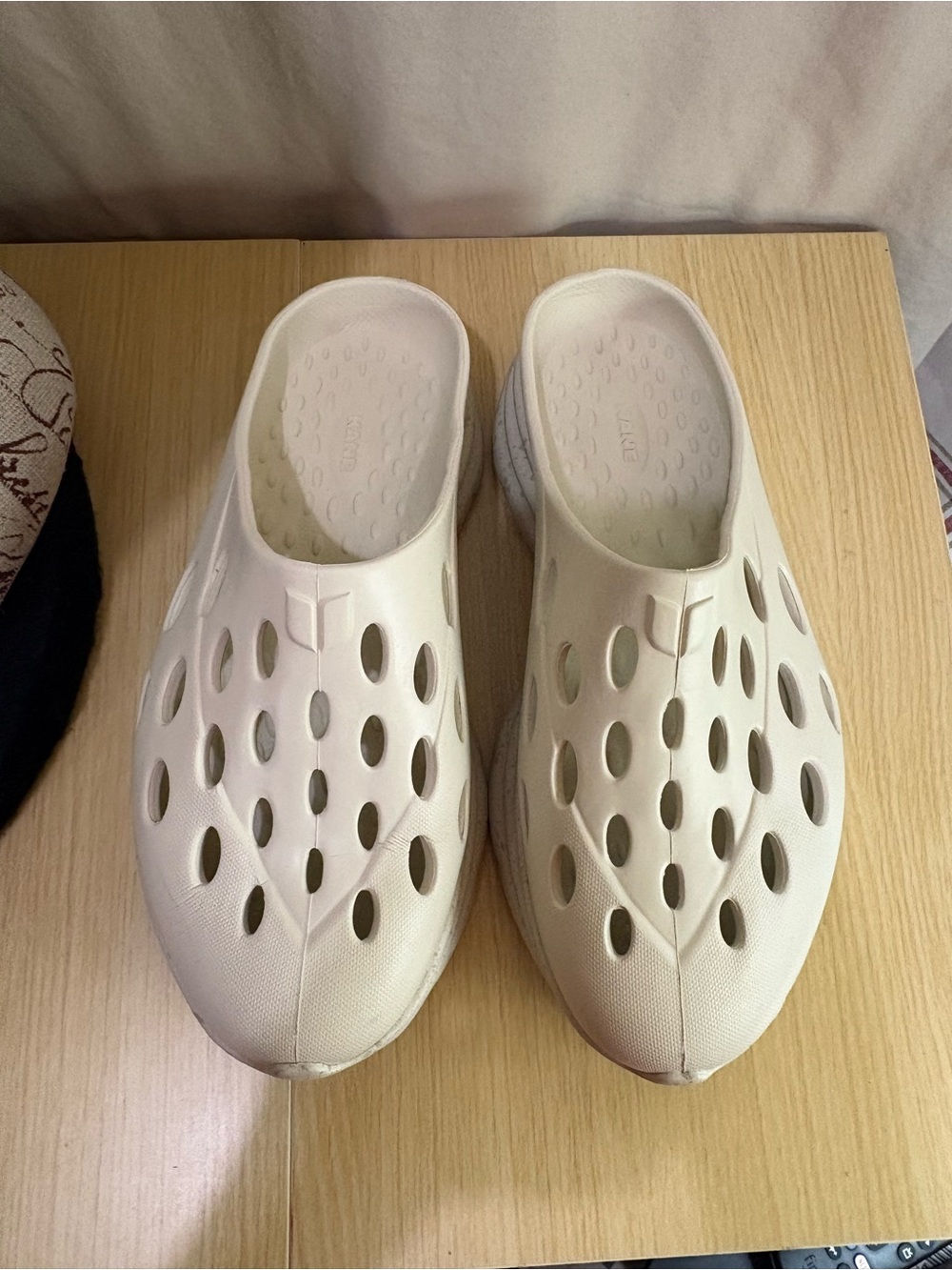 Kane Men’s  Cream Clogs Open Back. Size 8